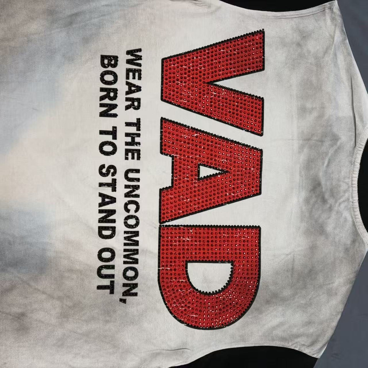 VARE ALL DAY Washed Contrast-Sleeve Graphic T-Shirt — detail
